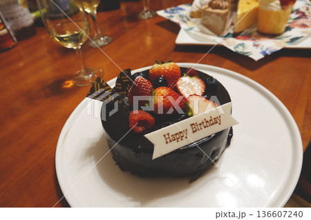 チョコレートでコーティングされた苺のバースデーケーキ 136607240