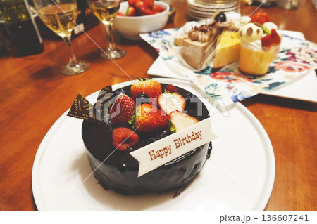 チョコレートでコーティングされた苺のバースデーケーキ チョコレートでコーティングされた苺のバースデーケーキ 136607241