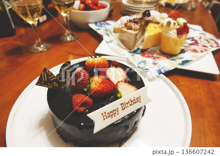 チョコレートでコーティングされた苺のバースデーケーキ チョコレートでコーティングされた苺のバースデーケーキ 136607242
