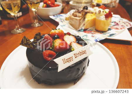 チョコレートでコーティングされた苺のバースデーケーキ 136607243