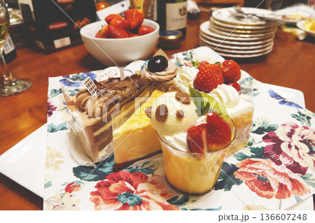 テーブルの上に並べられた美味しそうなショートケーキ テーブルの上に並べられた美味しそうなショートケーキ 136607248