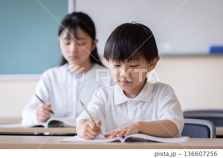 真剣に学習する子ども	 136607256