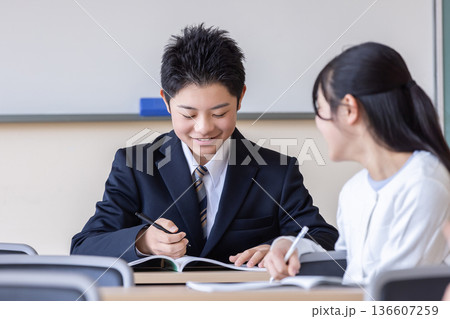 笑顔で学習する子ども 笑顔で学習する子ども 136607259