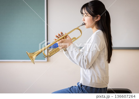 トランペットを吹く小学生	 136607264