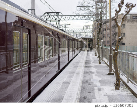 雪が積もる能勢電鉄の絹延橋駅と7200系電車 雪が積もる能勢電鉄の絹延橋駅と7200系電車 136607303