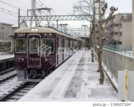 雪が積もる能勢電鉄の絹延橋駅と7200系電車 136607304