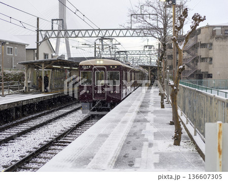 雪が積もる能勢電鉄の絹延橋駅と7200系電車 雪が積もる能勢電鉄の絹延橋駅と7200系電車 136607305