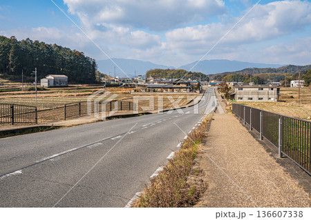 高取町の田園風景 奈良県高市郡 高取町の田園風景 奈良県高市郡 136607338