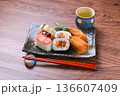 いなり寿司、稲荷ずし、太巻、押し寿司の盛り合わせ。 いなり寿司、稲荷ずし、太巻、押し寿司の盛り合わせ。 136607409