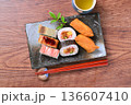 いなり寿司、稲荷ずし、太巻、押し寿司の盛り合わせ。 いなり寿司、稲荷ずし、太巻、押し寿司の盛り合わせ。 136607410