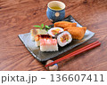 いなり寿司、稲荷ずし、太巻、押し寿司の盛り合わせ。 いなり寿司、稲荷ずし、太巻、押し寿司の盛り合わせ。 136607411
