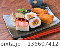 いなり寿司、稲荷ずし、太巻、押し寿司の盛り合わせ。 いなり寿司、稲荷ずし、太巻、押し寿司の盛り合わせ。 136607412
