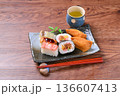 いなり寿司、稲荷ずし、太巻、押し寿司の盛り合わせ。 いなり寿司、稲荷ずし、太巻、押し寿司の盛り合わせ。 136607413
