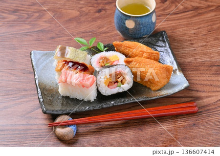 いなり寿司、稲荷ずし、太巻、押し寿司の盛り合わせ。 いなり寿司、稲荷ずし、太巻、押し寿司の盛り合わせ。 136607414