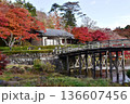 伊豆市　修善寺虹の郷修善寺虹の郷日本庭園錦橋と色鮮やかな紅葉 136607456