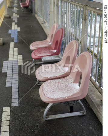 雪が積もる駅のベンチ 雪が積もる駅のベンチ 136607488