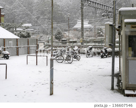 雪が積もった駅前の駐輪場 136607546