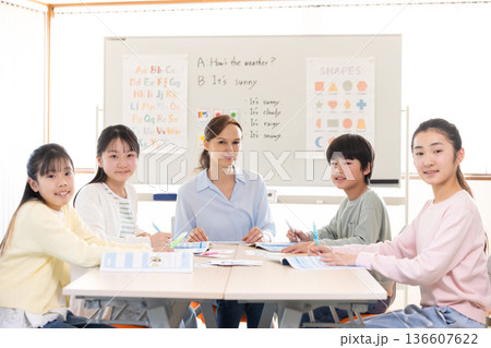 教育 英会話教室でレッスンを受ける子供とネイティブ講師のポートレート 教育 英会話教室でレッスンを受ける子供とネイティブ講師のポートレート 136607622