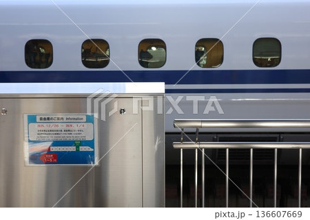 駅のホームに停車中の新幹線と自由席の案内 駅のホームに停車中の新幹線と自由席の案内 136607669