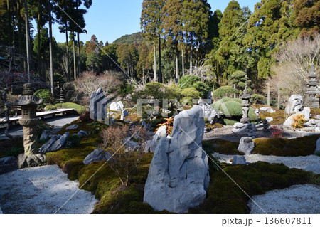 不動山寺と日本庭園  136607811