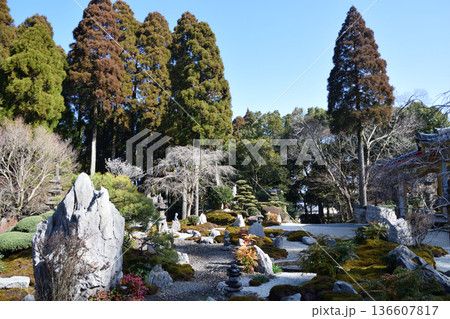 不動山寺と日本庭園  136607817