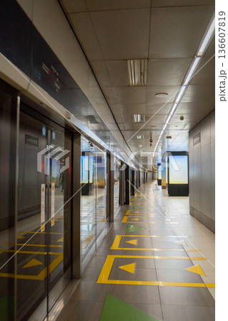 インドネシア・ジャカルタMRT駅ホームの近代的な地下鉄プラットフォーム風景 インドネシア・ジャカルタMRT駅ホームの近代的な地下鉄プラットフォーム風景 136607819