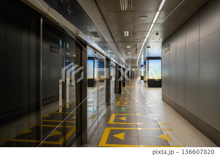 インドネシア・ジャカルタMRT駅ホームの近代的な地下鉄プラットフォーム風景 136607820