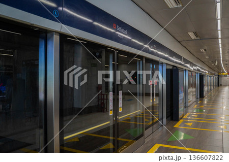 インドネシア・ジャカルタMRT駅ホームの近代的な地下鉄プラットフォーム風景 インドネシア・ジャカルタMRT駅ホームの近代的な地下鉄プラットフォーム風景 136607822
