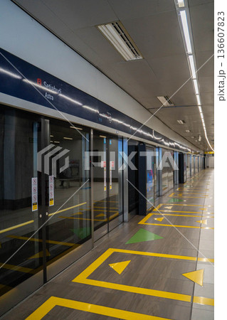 インドネシア・ジャカルタMRT駅ホームの近代的な地下鉄プラットフォーム風景 インドネシア・ジャカルタMRT駅ホームの近代的な地下鉄プラットフォーム風景 136607823