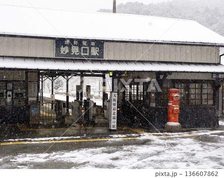 雪が降り積もる能勢電鉄妙見線の妙見口駅 雪が降り積もる能勢電鉄妙見線の妙見口駅 136607862