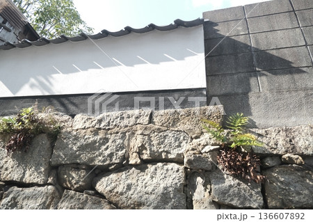 白壁と石垣に差し込む光と影の日本建築テクスチャ 136607892