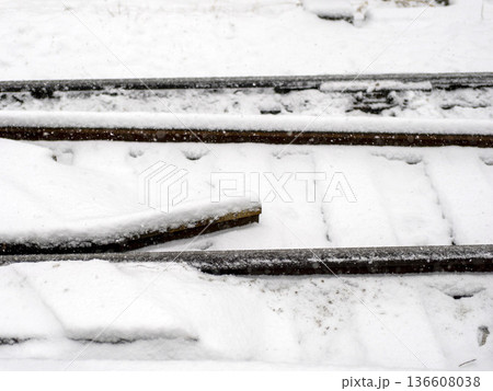 雪に埋まる鉄道の線路 136608038