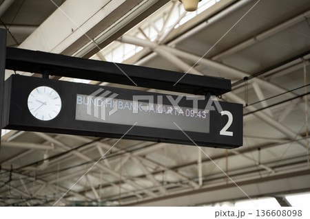 ジャカルタMRT駅ホームと電光掲示板　近代的な都市鉄道インフラ風景 136608098