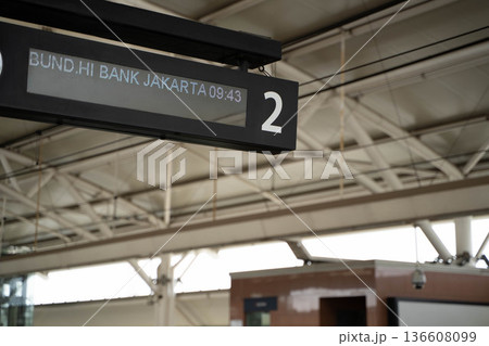 ジャカルタMRT駅ホームと電光掲示板　近代的な都市鉄道インフラ風景 136608099