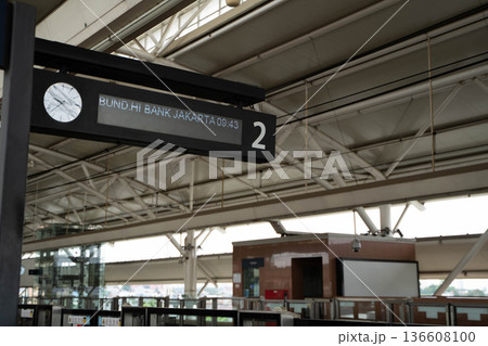 ジャカルタMRT駅ホームと電光掲示板 近代的な都市鉄道インフラ風景 ジャカルタMRT駅ホームと電光掲示板 近代的な都市鉄道インフラ風景 136608100
