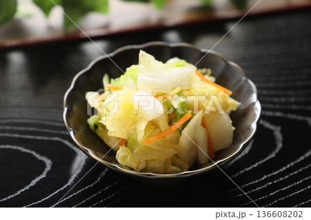 冬野菜を楽しむ!白菜の漬け物 冬野菜を楽しむ!白菜の漬け物 136608202
