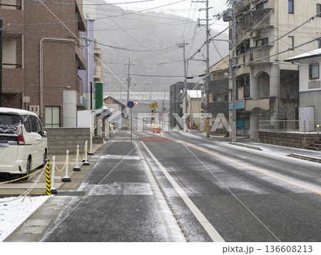 雪が降る住宅街と踏切の風景 雪が降る住宅街と踏切の風景 136608213