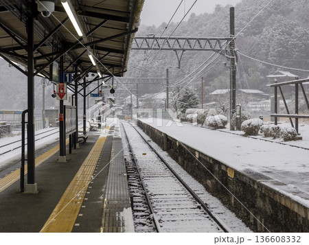 能勢電鉄妙見線妙見口駅の雪景色 能勢電鉄妙見線妙見口駅の雪景色 136608332