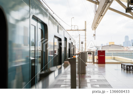 駅に停車する電車と開いたドア　都市交通の朝の風景（インドネシア・ジャカルタ） 136608433