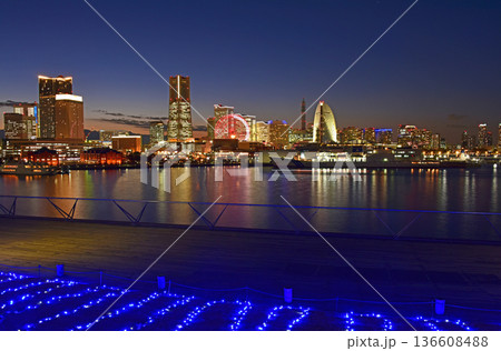 横浜大桟橋からの夕焼け風景　みなとみらい　 136608488