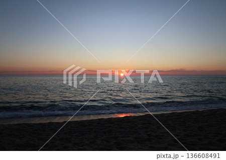 Sunset ocean horizon. High quality photo 136608491