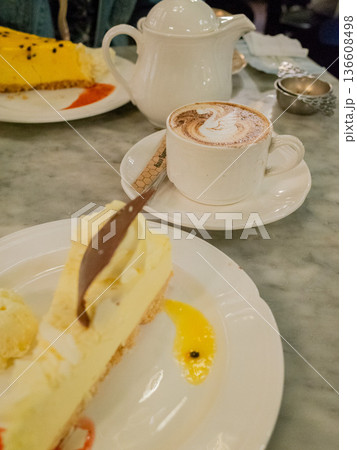 カフェで食べるスイーツ 136608498