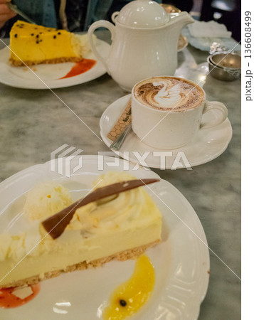 カフェでティータイムを楽しむ机 136608499