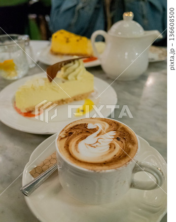 カフェでティータイムを楽しむ 136608500