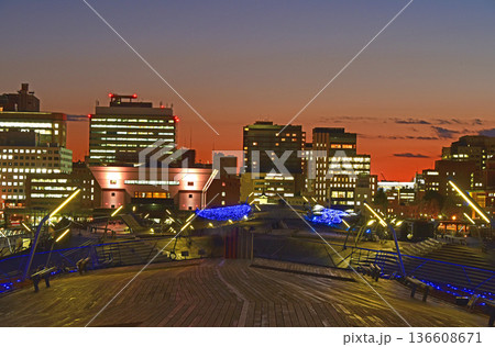 横浜大桟橋からの夕焼け風景　みなとみらい　 136608671