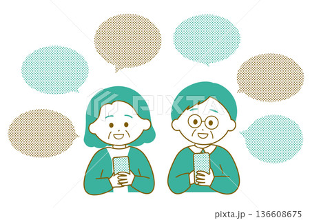 スマートフォンでSNSでのやり取りを楽しむシニア夫婦 136608675