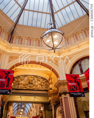 旧市街の中心にある商業施設 136608759