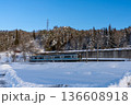 雪景色の中を走る大糸線 136608918
