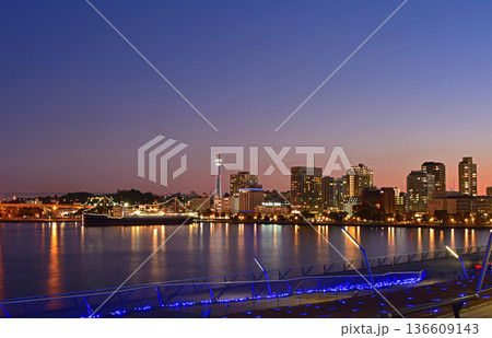 横浜大桟橋からの夕焼け風景　山下公園 136609143