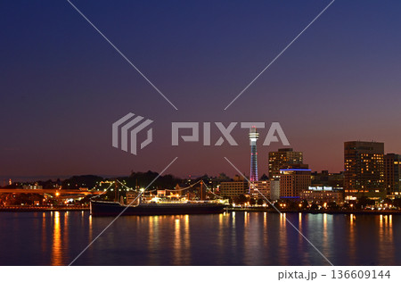 横浜大桟橋からの夕焼け風景　山下公園 136609144